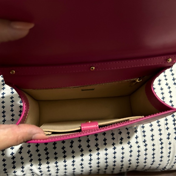 Dolce & Gabbana
DG Logo Flap Leather Shoulder Bag - Picture 3 of 5